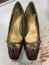 Charger l'image dans la galerie, Franco Sarto Gold Leather Ballet Flats (Size 11)
