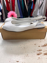 Cargar imagen en el visor de la galería, Naturalizer Flat Sling Shoes (Size 11)
