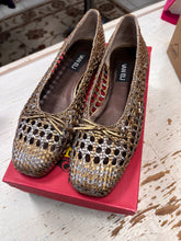 Cargar imagen en el visor de la galería, Vaneli Open-Weave Leather Gold/Silver Flats (Size 11)
