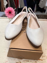 Cargar imagen en el visor de la galería, NIB Cliffs White Flat Sling Shoes (Size 11)
