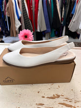 Cargar imagen en el visor de la galería, NIB Cliffs White Flat Sling Shoes (Size 11)
