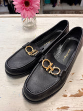 Charger l'image dans la galerie, Designer Salvatore Feragamo Loafers with Flip-Buckle (Size 9)
