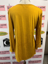 Load image into Gallery viewer, Mustard Detail-Hem Top (Size M)
