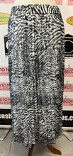 Load image into Gallery viewer, Black &amp; Grey Pleated Zebra Print Skirt (Size XXL)

