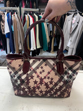 Charger l'image dans la galerie, Burberry Berry Nova Stars Supernova Check Tote (Authentic, Gently Used)
