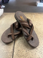Charger l'image dans la galerie, Skechers Outdoor Lifestyle Toe-Loop Brown Sandals (Size 9)
