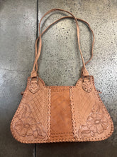 Charger l'image dans la galerie, Vintage Tan Leather Shoulder Bag with Floral Carvings
