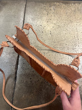 Charger l'image dans la galerie, Vintage Tan Leather Shoulder Bag with Floral Carvings
