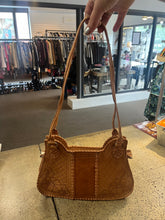 Charger l'image dans la galerie, Vintage Tan Leather Shoulder Bag with Floral Carvings
