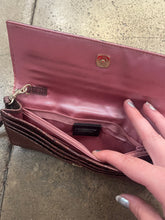 Cargar imagen en el visor de la galería, Liz Claiborne Purple Reptile Skin Clutch Wallet
