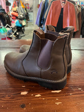 Charger l'image dans la galerie, Storm Mountain Winter Chelsea Boots (Size 10)
