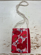 Cargar imagen en el visor de la galería, Handcrafted Poppy Print Bandana Bag
