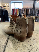 Cargar imagen en el visor de la galería, Pikolinos Taupe Suede Cutout Boots (Size 7/EU 38)
