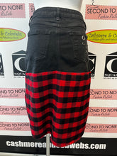 Cargar imagen en el visor de la galería, Upcycled Denim Skirt With Buffalo Plaid (Size 8)
