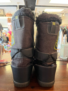 DC Black Chalet Boots (Size 8)