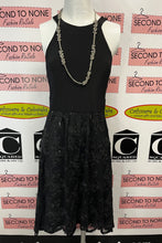 Cargar imagen en el visor de la galería, NWT Le Chateau Black Floral Sequin Midi Dress (Size S)
