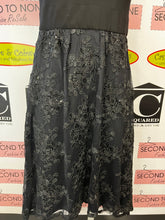 Cargar imagen en el visor de la galería, NWT Le Chateau Black Floral Sequin Midi Dress (Size S)

