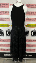 Cargar imagen en el visor de la galería, NWT Le Chateau Black Floral Sequin Midi Dress (Size S)
