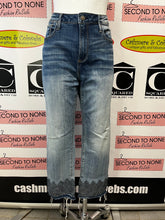 Cargar imagen en el visor de la galería, Driftwood Boho Textured Hem Cropped Jeans (Size 31W x 25L)
