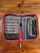 Cargar imagen en el visor de la galería, Vintage Roots Pouch
