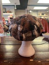 Cargar imagen en el visor de la galería, Brown Plaid Newsboy Cap (One Size)
