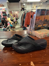 Charger l'image dans la galerie, Crocs Wedge Flip Flops (Size 9)
