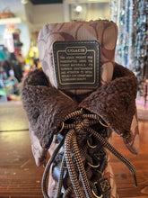 Cargar imagen en el visor de la galería, Coach Signature Monogram ‘Shaine’ Winter Boots (Size 9)
