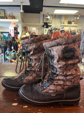 Cargar imagen en el visor de la galería, Coach Signature Monogram ‘Shaine’ Winter Boots (Size 9)
