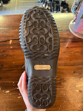 Cargar imagen en el visor de la galería, Coach Signature Monogram ‘Shaine’ Winter Boots (Size 9)
