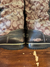 Cargar imagen en el visor de la galería, Coach Signature Monogram ‘Shaine’ Winter Boots (Size 9)
