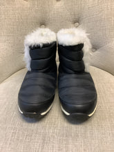 Load image into Gallery viewer, Wind River Insulated Fuzzy Winter Boots (Size 8)
