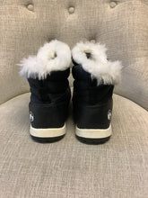 Load image into Gallery viewer, Wind River Insulated Fuzzy Winter Boots (Size 8)
