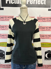 Cargar imagen en el visor de la galería, Liz Claiborne Black &amp; White Striped Crewneck (Size S/M)
