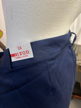 Cargar imagen en el visor de la galería, NWT Navy IZOD Stretch Shorts (Size 16)
