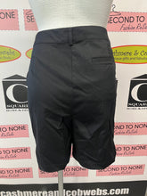 Cargar imagen en el visor de la galería, NWT Black IZOD Stretch Shorts (Size 16)
