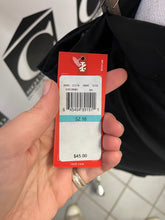 Cargar imagen en el visor de la galería, NWT Black IZOD Stretch Shorts (Size 16)
