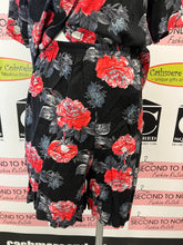 Charger l'image dans la galerie, B&amp;W Rose Print Matching Shorts &amp; Shirt Set (Size S/M)
