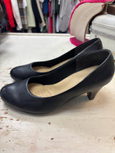 Cargar imagen en el visor de la galería, Flexi Black Leather Pumps (Size 8)
