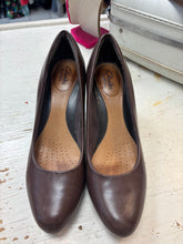 Load image into Gallery viewer, Clarks Artisan Brown Leather Heels (Size 8M)
