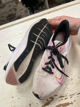 Load image into Gallery viewer, Nike Zoom Winflo 7 Light Pink Running Shoe (Size 9)

