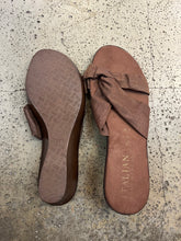 Cargar imagen en el visor de la galería, Italian Shoemakers Brown Strappy Wedges (Size 8)
