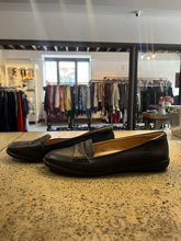 Charger l'image dans la galerie, Naturalizer Black Leather Loafers (Size 8)
