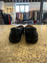 Charger l'image dans la galerie, Naturalizer Black Leather Loafers (Size 8)
