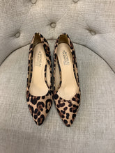 Load image into Gallery viewer, Micheal &amp; Bordeaux Cheetah Pumps (Size 8)
