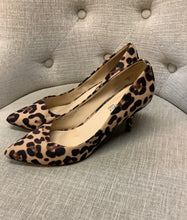 Load image into Gallery viewer, Micheal &amp; Bordeaux Cheetah Pumps (Size 8)
