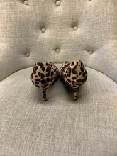 Load image into Gallery viewer, Micheal &amp; Bordeaux Cheetah Pumps (Size 8)
