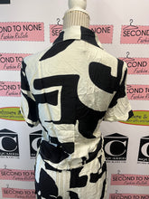 Load image into Gallery viewer, Graphic Black Print Cropped Top
