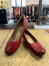 Cargar imagen en el visor de la galería, Taos Cherry Red Leather Shoes (Size 8)

