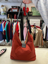 Cargar imagen en el visor de la galería, Simons Rust Canvas Bucket Bag
