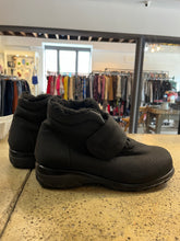 Cargar imagen en el visor de la galería, Clinic Extra Black Winter Boots (Size 9W)
